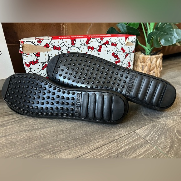 Minnetonka x Sanrio Hello Kitty Black Suede Fringe Moccasins w Bow Size 8.5 NWB! - Picture 7 of 10